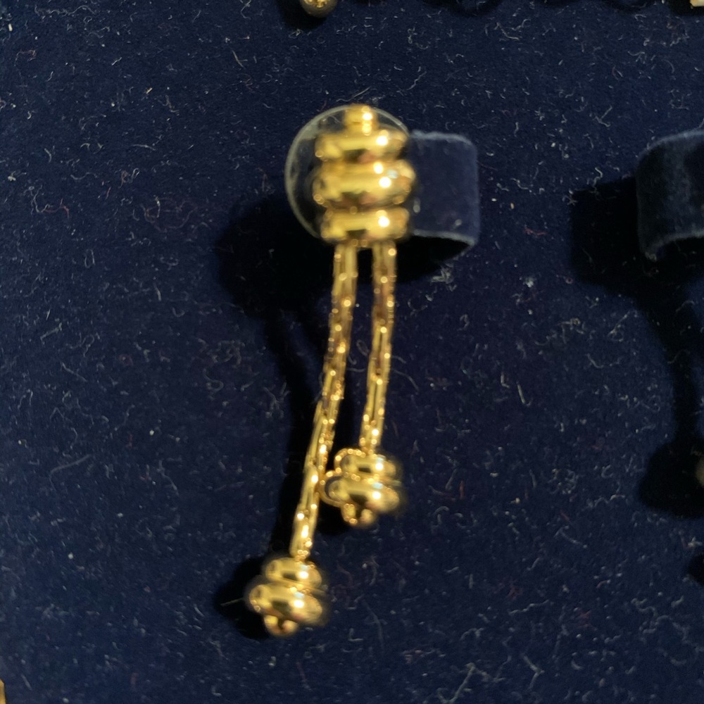 Jewelry Set: Goldtone design - Picture 4 of 5